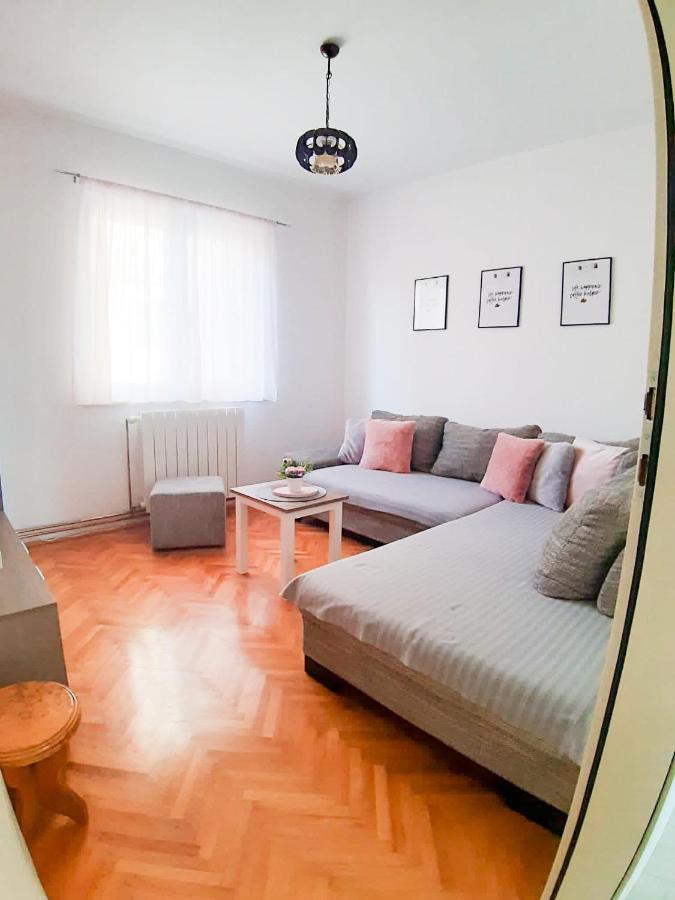Apartments Sara โปดสตรานา ภายนอก รูปภาพ
