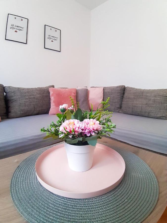 Apartments Sara โปดสตรานา ภายนอก รูปภาพ