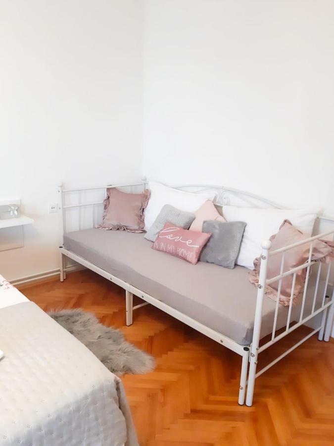 Apartments Sara โปดสตรานา ภายนอก รูปภาพ