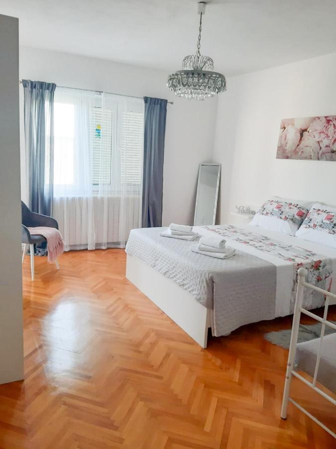 Apartments Sara โปดสตรานา ภายนอก รูปภาพ