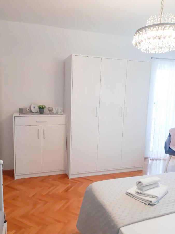 Apartments Sara โปดสตรานา ภายนอก รูปภาพ
