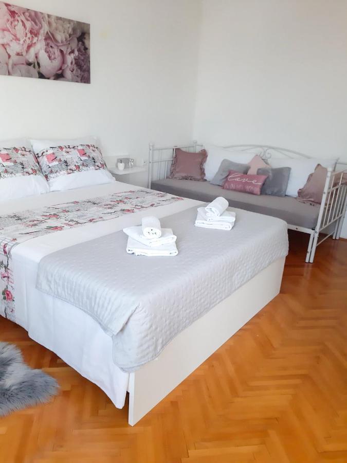 Apartments Sara โปดสตรานา ภายนอก รูปภาพ