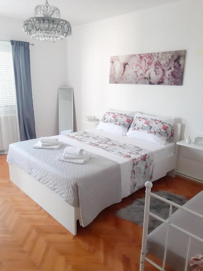 Apartments Sara โปดสตรานา ภายนอก รูปภาพ